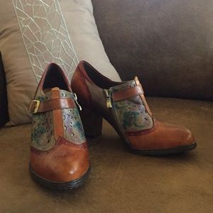 Multi color shoe boot in great shape